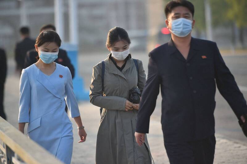 北韩宣称上个月已完全解除室内外口罩令，但近日民众重戴口罩。据推测，可能是为了防范武汉肺炎（新型冠状病毒病，COVID-19）与流感同时流行。配戴口罩示意图，与本新闻无关。（法新社）(photo:LTN)