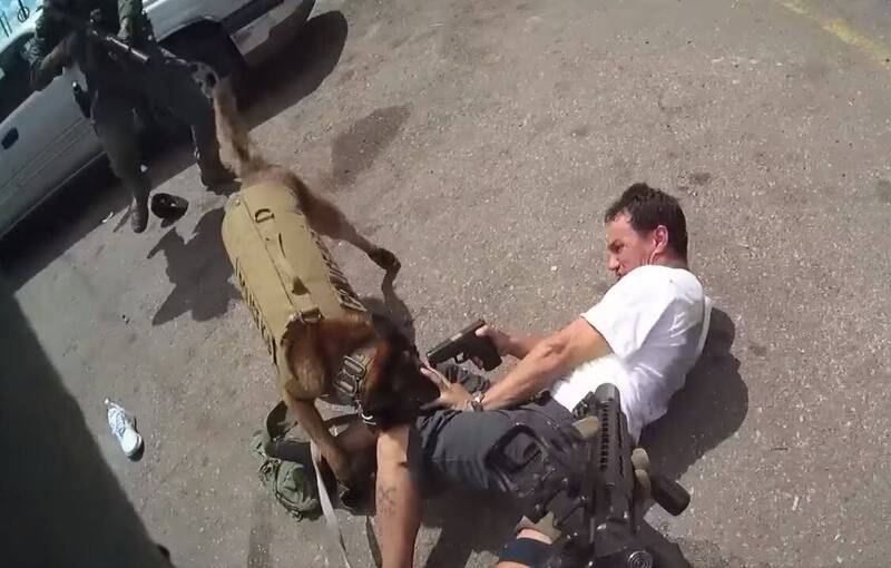 男嫌加拉扎遭警犬奇洛扑倒在地。 （图撷取自「Tucson Police K9」脸书）(photo:LTN)