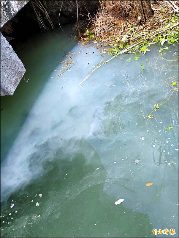 日月潭又遭飯店業者偷排廢水形成「牛奶湖」，南投縣政府環保局長李易書表示，已告知業者若再不改善，將祭出停業處分。（資料照）