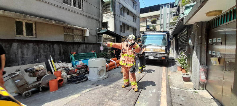 新北消防四大隊趕抵現場，發現廠商在污水下水道埋管施工，不小心將瓦斯管線挖斷，所幸在11點半前已成功止漏，解除瓦斯外洩危機。（記者闕敬倫翻攝）