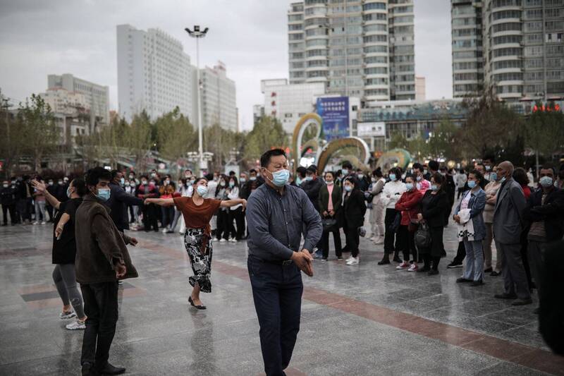 新疆自治区皮山县居民和官员表示，当地至少有13名维吾尔人因上月家中喷洒消毒剂以对抗COVID-19疫情而中毒致死。图为人们聚集在新疆维吾尔自治区的广场上。（欧新社档案照）(photo:LTN)