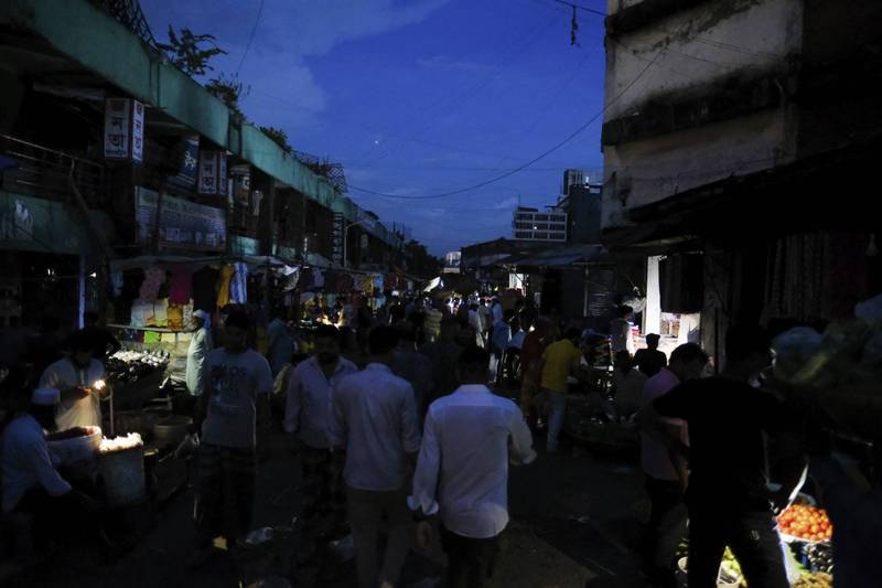 孟加拉公营电力公司表示，一个电网今天故障而导致大规模停电，造成至少1亿3000万人无电可用。图为首都达卡（Dhaka）街头。（美联社）(photo:LTN)