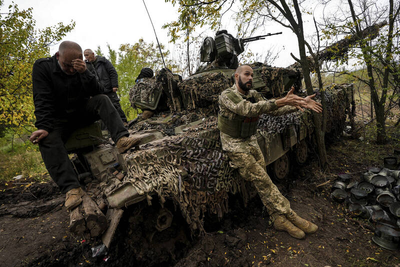 10月2日，一队乌军在顿内茨克州巴赫穆特（Bakhmut）外围等候开火命令。（美联社）(photo:LTN)
