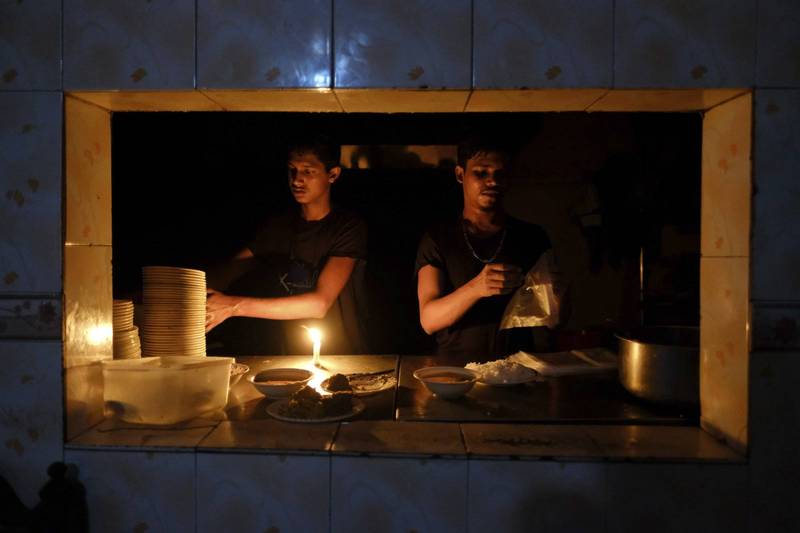 孟加拉大规模停电，至少1亿3000万人无电可用，首都达卡一间餐厅员工点蜡烛工作。（美联社）(photo:LTN)