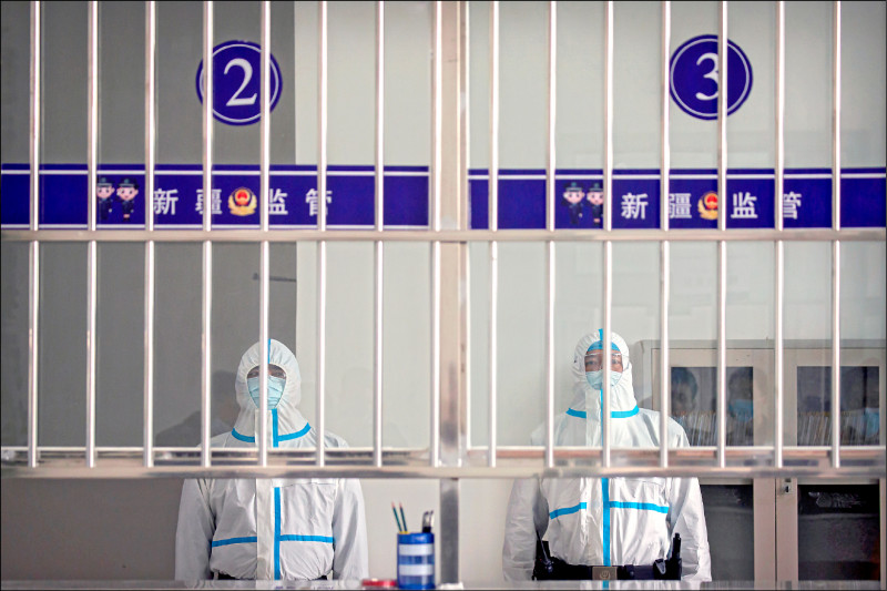 中国新疆至少十三名维吾尔人因政府喷洒的抗疫消毒剂中毒致死。图为新疆第三拘留中心。（美联社资料照）(photo:LTN)