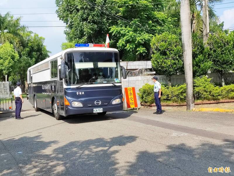 張錫銘上午已由警備車載往台南地院，準備出庭。（記者吳俊鋒攝）