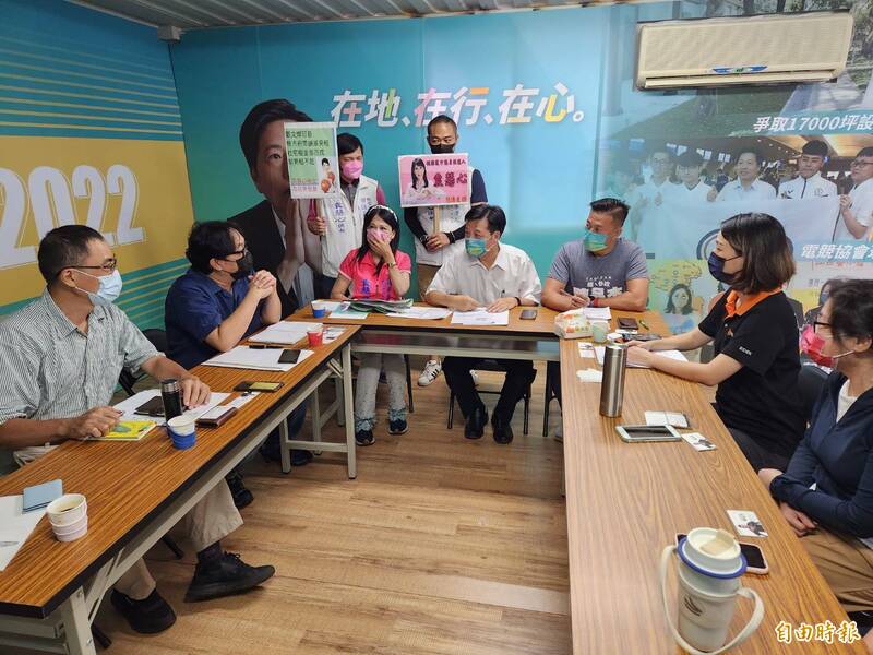 無黨籍桃園市長參選人鄭寶清（右4）與社會住宅推動聯盟代表們座談。（記者周敏鴻攝）