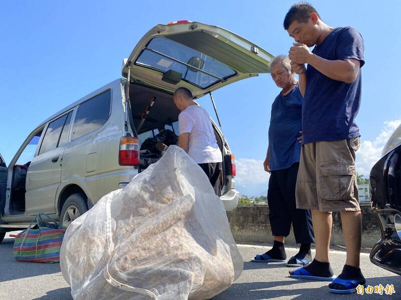 洪進昇偕2名伙伴攜手出擊，3顆約100公分大小虎頭蜂巢順利入袋。（記者陳賢義攝）