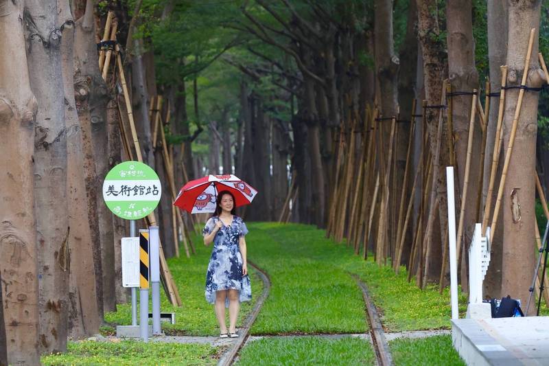 高雄捷運呼應龍貓隧道氣氛，推出蜜瑪連線、蜜柑號彩繪列車。（記者王榮祥翻攝）