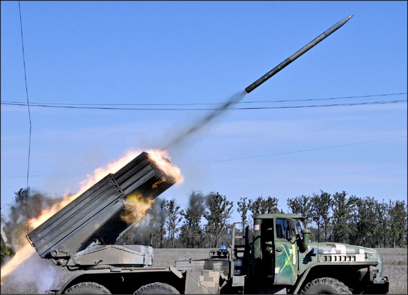 烏軍BM-21多管火箭系統三日在烏國南部向俄軍陣地發動攻擊，俄軍對其占領烏國四州，已不再握有完整掌控權。（法新社）