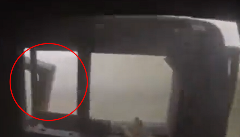 近日一段乌军遇袭影片曝光，片中乌军搭乘的悍马车遭俄军砲火击中后只掉了车门（红圈处），引起网友热议。（本报合成）（图撷取自 Ukraine Weapons Tracker 推特）(photo:LTN)