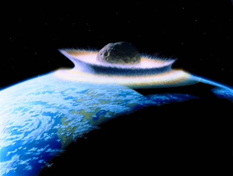 发现小行星撞击后，产生了4.5公里高的波浪，冲向四面八方，全球都受到海啸的波及。（图撷自Wiki）(photo:LTN)