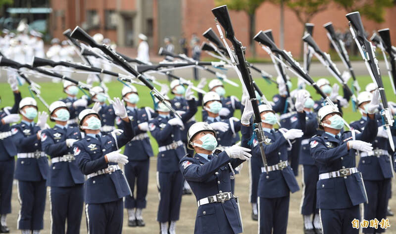 國軍聯合樂隊及三軍儀隊將擔任民國111年國慶展演任務，預先公布展演曲目及表演隊形，展現苦練成果。（記者劉信德攝）