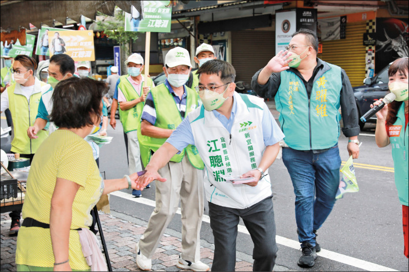 民進黨宜蘭縣長參選人江聰淵（右）偕同爭取連任的縣議員吳宏謀等人，在礁溪鄉掃街爭取支持。 （江聰淵競辦提供）