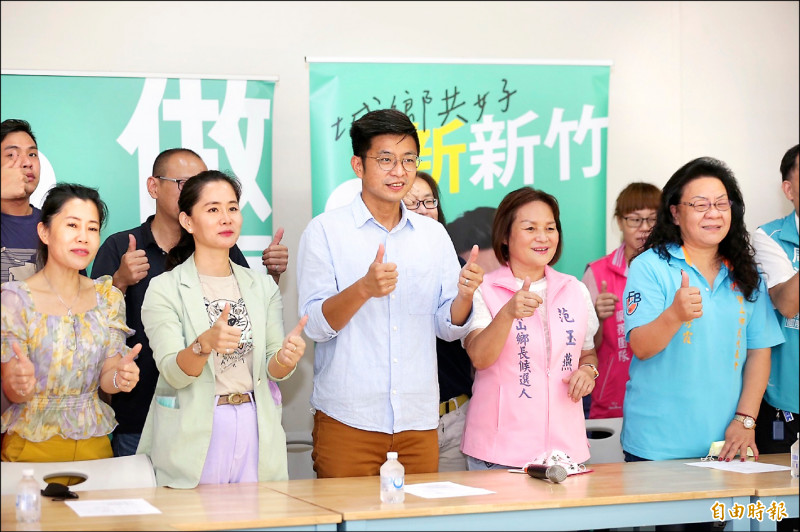 民進黨新竹縣長參選人周江杰（中）昨到寶山鄉新城風糖休閒園區和當地新住民交流，發布新住民友善政策。（記者廖雪茹攝）