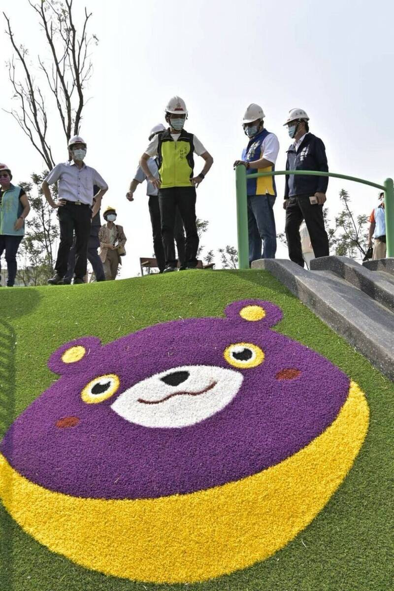 時代公園隨處可見開心遊玩的「高雄熊」公仔。 （記者葛祐豪翻攝）