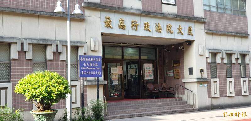 廿七名國人赴中國國有公司任職被內政部依違反兩岸人民關係條例各裁罰十萬元,但台北高等行政法院判決裁罰不當,判內政部敗訴,上訴後,最高行政法院今自為判決,逆轉改判內政部勝訴確定。(記者楊國文攝) 廿七名國人赴中國國有公司任職被內政部依違反兩岸人民關係條例各裁罰十萬元,但台北高等行政法院判決裁罰不當,判內政部敗訴,上訴後,最高行政法院今自為判決,逆轉改判內政部勝訴確定。(記者楊國文攝)