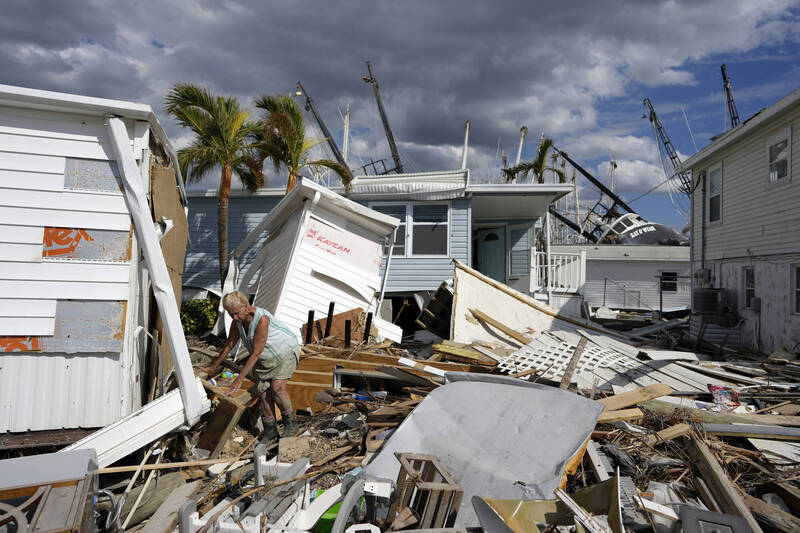 飓风伊恩带来惨重灾情，民众在废墟上小心翼翼地行走。（美联社）(photo:LTN)