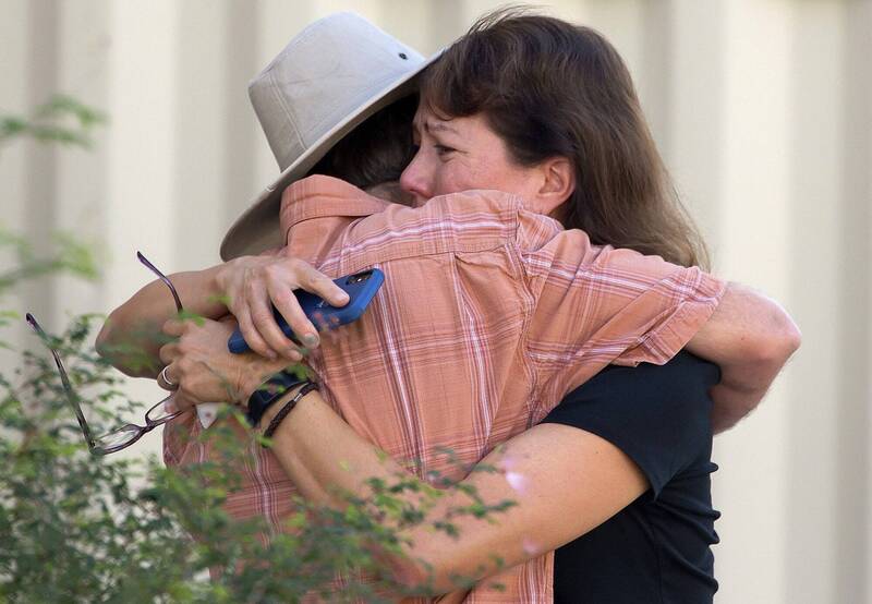 目睹枪击案发生后，2名倖存者互相拥抱。（美联社）(photo:LTN)