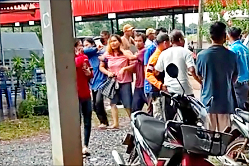 泰国一所幼儿园6日发生枪击，案发后影片中一名伤心的女子无助地由他人搀扶带离。（美联社）(photo:LTN)