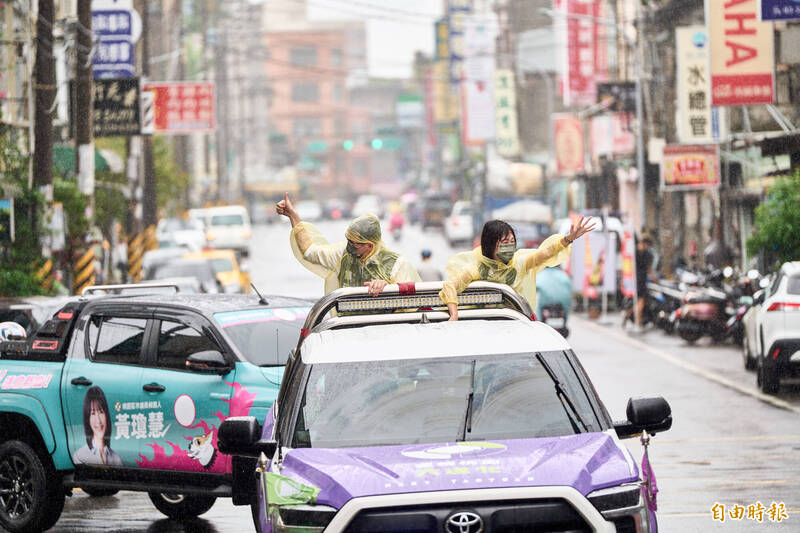 民進黨桃園市長參選人鄭運鵬陪同市議員參選人黃瓊慧冒雨掃街、拜票。（（記者謝武雄攝）