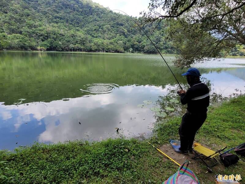 埔里鎮鯉魚潭天水蓮飯店首度於11月22日舉辦釣外來種魚類比賽，號召釣魚高手前來挑戰數量最多及重量最大。（記者佟振國攝）