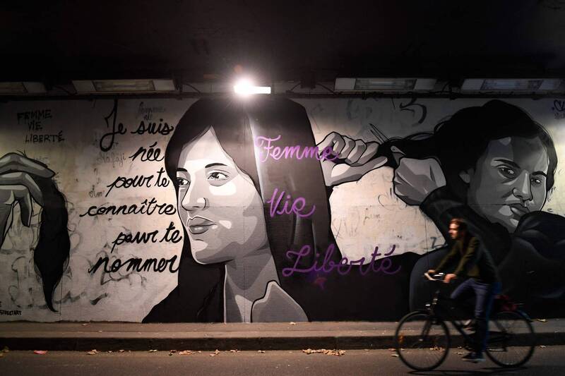 伊朗女子阿米尼之死引发全伊朗甚至海外伊朗侨民抗议。图为6日拍摄、法国巴黎一处隧道墙壁上的阿米尼肖像。（法新社）(photo:LTN)