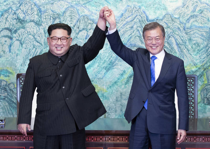 南韩表示，如果北韩进行第７次核试验，将会废除平壤共同宣言。图为2018年北韩领导人金正恩与前南韩总统文在寅于板门店。（美联社）(photo:LTN)