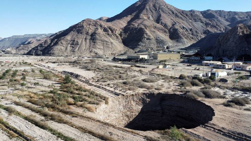 智利北部今年7月底出现巨大天坑。智利环境监管局（SMA）经过调查，将控告在当地经营铜矿场的加拿大伦丁矿业公司（Lundin Mining）。（路透）(photo:LTN)