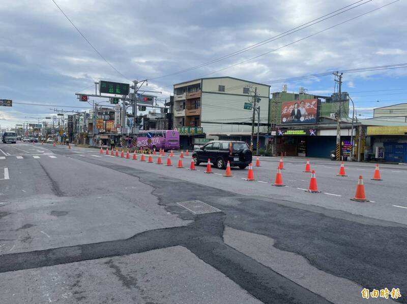 台一線因「種樹百里」工程道路回填狀況差。（記者蔡宗憲攝）