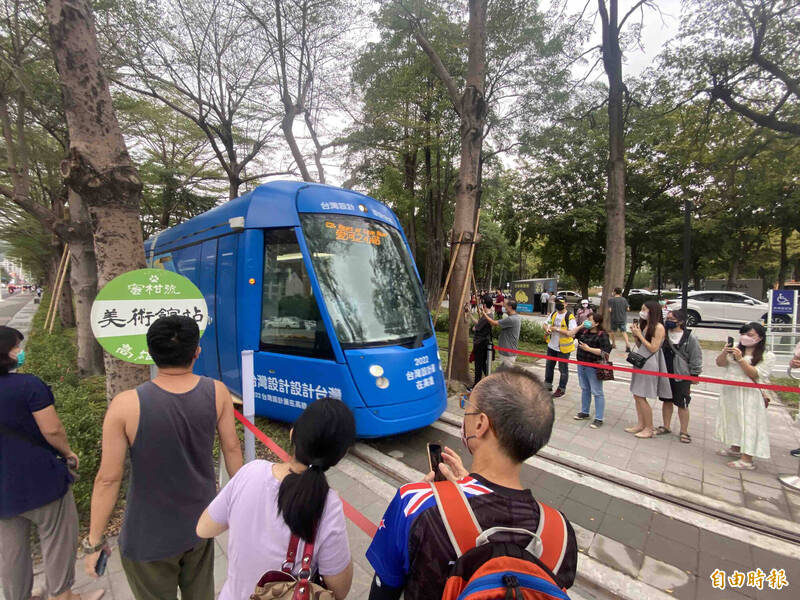 國慶連假首日，高雄輕軌最美「龍貓隧道」湧現搶拍人潮。（記者黃旭磊攝）