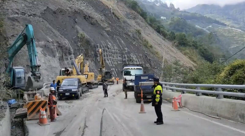 台中市和平區台八線靈甫橋路段，因地震邊坡坍方，目前正積極搶通中，和平警分局也派員在現場維護交通安全。（記者歐素美翻攝）