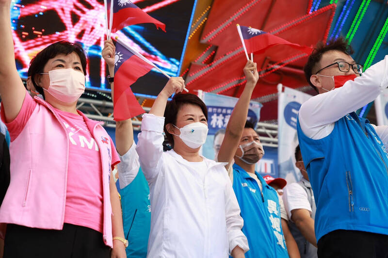 盧秀燕今日下午前往新竹市為國民黨市長參選人林耕仁站台，但明天又調整行程，到建國市場與同樣角逐新竹市長寶座的民眾黨高虹安合體，引發外界注目。（盧秀燕競選總部提供）