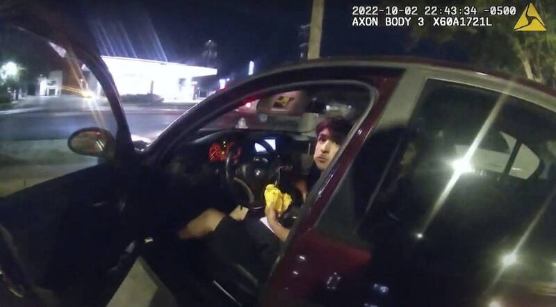 美国德州17岁少年在车上吃汉堡，却遭警察开枪打伤。（美联社）(photo:LTN)
