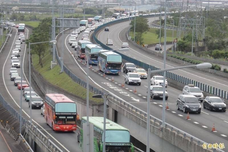 國慶連假首日國道湧車潮。（資料照）
