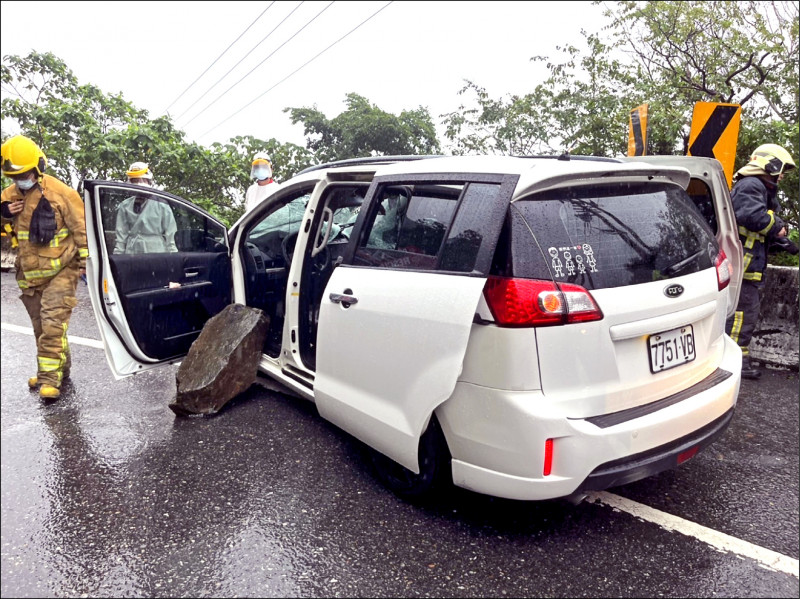 蘇花公路新澳隧道北上宜蘭出口，一輛小客車昨遭落石砸破擋風玻璃，造成車上2人受傷。（記者蔡昀容翻攝）