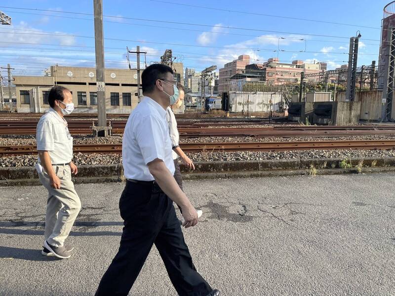 台鐵局長杜微（前排右）視察台鐵員工訓練中心新址。（圖由台鐵局提供）