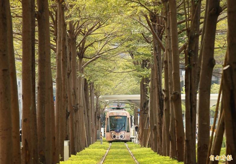 高雄輕軌C20至C24間路段5日傍晚起試營運，9日「龍貓隧道」路段首度因民眾闖入隧道開出發單。（資料照，記者李惠洲攝）