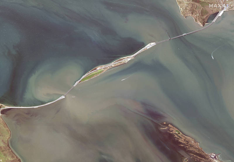 美国马萨尔科技（MAXAR）提供的10月8日克里米亚大桥空拍图。右上角为克里米亚半岛克赤地区，左下为俄罗斯领土。（美联社）(photo:LTN)
