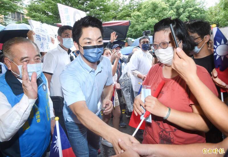 國民黨台北市長參選人蔣萬安到東湖市場掃街拜票。（記者方賓照攝）