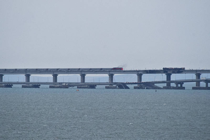 一列载客火车10月9日通过克里米亚大桥，似乎是紧急抢修后测试铁路是否可安全通行。（美联社）(photo:LTN)