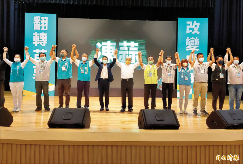 行政院長蘇貞昌昨到苗栗，為黨提名縣長參選人徐定禎站台助講，拉抬聲勢。（記者張勳騰攝）