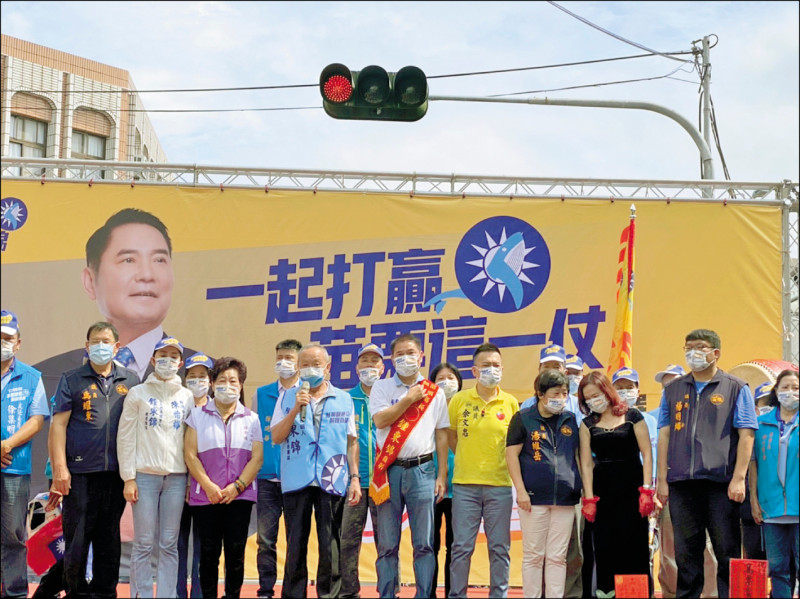 苗栗縣長徐耀昌連日替鍾東錦站台，批劉政鴻債留子孫、謝福弘恐淪為傀儡。（鍾東錦提供）