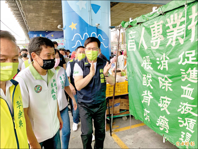 民進黨新北市長參選人林佳龍昨表示，侯友宜一方面利用國民黨，一方面又切割國民黨。（記者林欣漢攝）