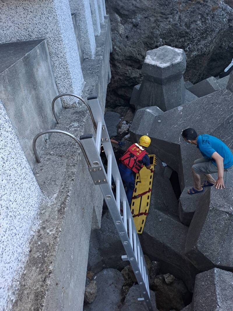 高雄女子跌落西子灣防波堤送醫傷者右手骨折 社會 自由時報電子報 高雄女子跌落西子灣防波堤送醫傷者右手骨折 社會 自由時報電子報