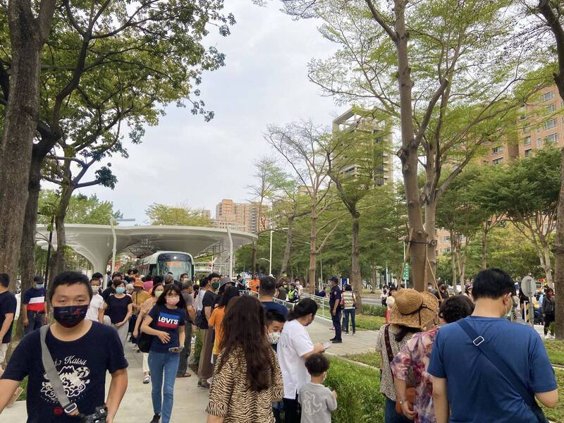 陳其邁昨夜發文，分享捷運局同仁帶小孩搭輕軌的心情。（記者王榮祥翻攝）