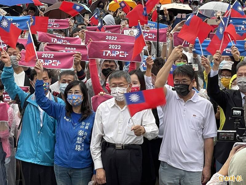 台北市長柯文哲今於台北市政府府前廣場進行國慶升旗典禮。（記者鄭名翔攝）