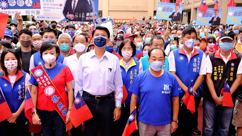 謝龍介競選總部舉辦國慶升旗典禮，多位國民黨議員及參選人出席。（謝龍介競總提供）