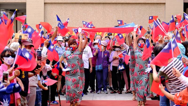 謝龍介競選總部在南市北區大道新城舉辦升旗典禮，祝賀中華民國生日快樂。（謝龍介競總提供）