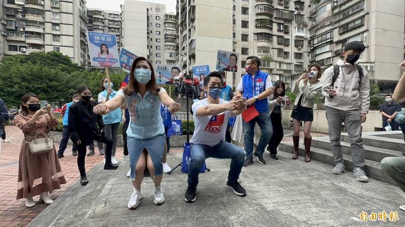國民黨台北市長參選人蔣萬安（右）與國民黨議員參選人柳采葳現場示範深蹲。（記者蔡思培攝）